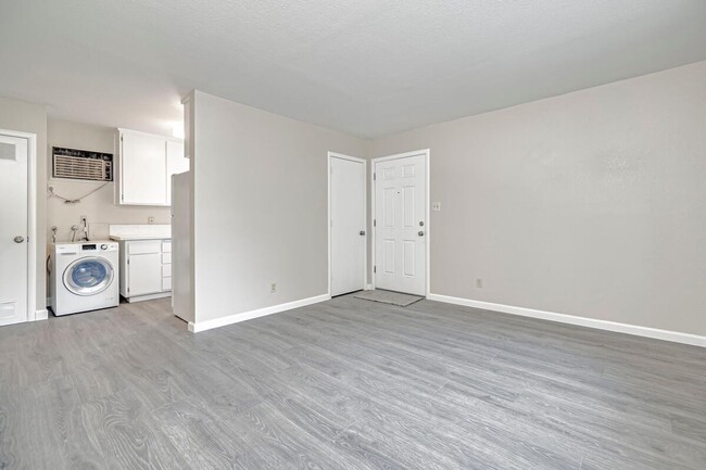 Building Photo - 543 545 547 I Street