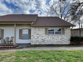 Building Photo - 738 E Pecan St