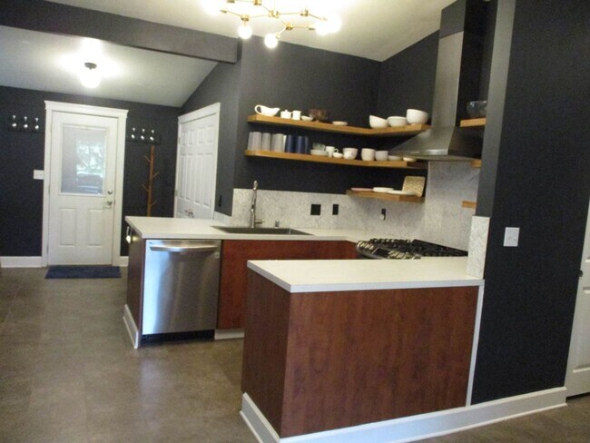 Foto del edificio - 3 bedroom Rambler with Above Garage Studio...