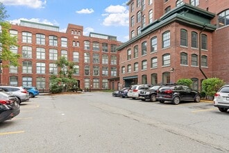 Building Photo - 200 Market St