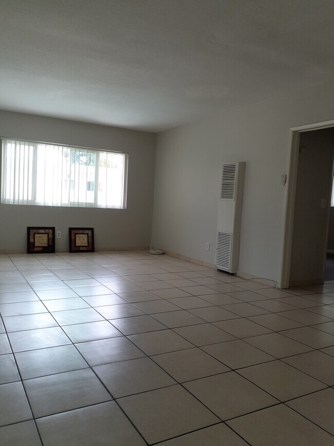 Building Photo - 14015 Oxnard St