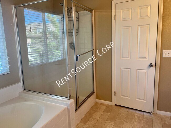 Building Photo - 4 Bedroom / 2.5 Bathroom House for Rent in...