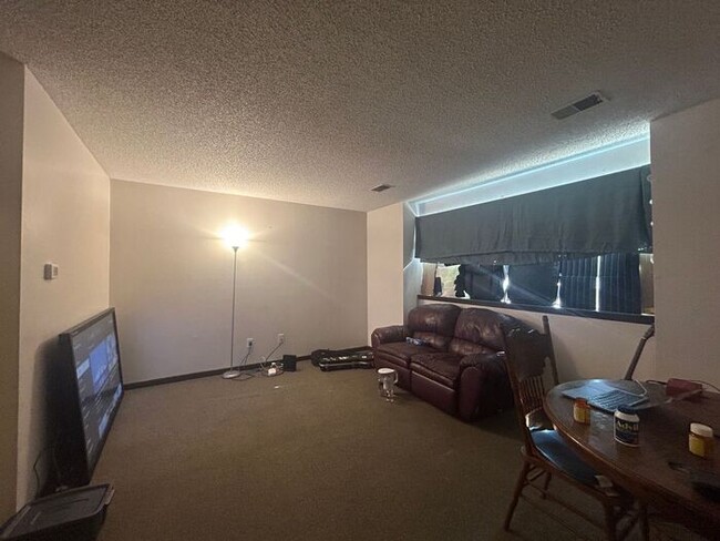 Building Photo - $850 | 2 Bedroom, 1 Bathroom Apartment | C...
