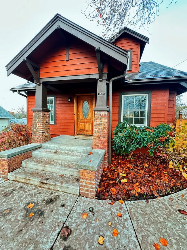 Building Photo - Craftsman style charmer on half acre, ampl...