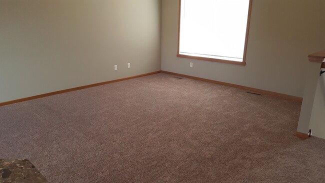 Building Photo - 3984 Stone Point Dr NE