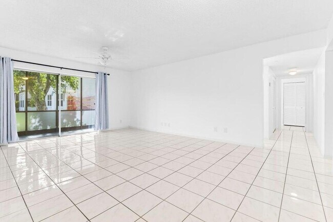 Foto del edificio - 345 W Laurel Dr