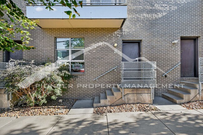 Foto del edificio - Stunning Condo with City Views and 2 Secured Parking Spaces Included in Price