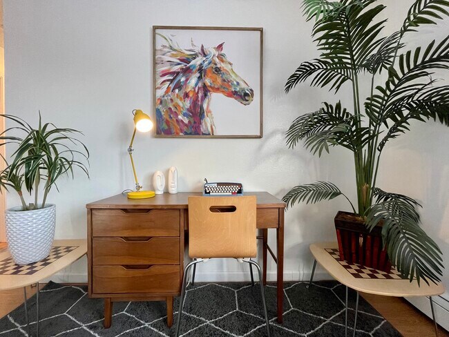 Área de trabajo - 1040 E 11th Ave