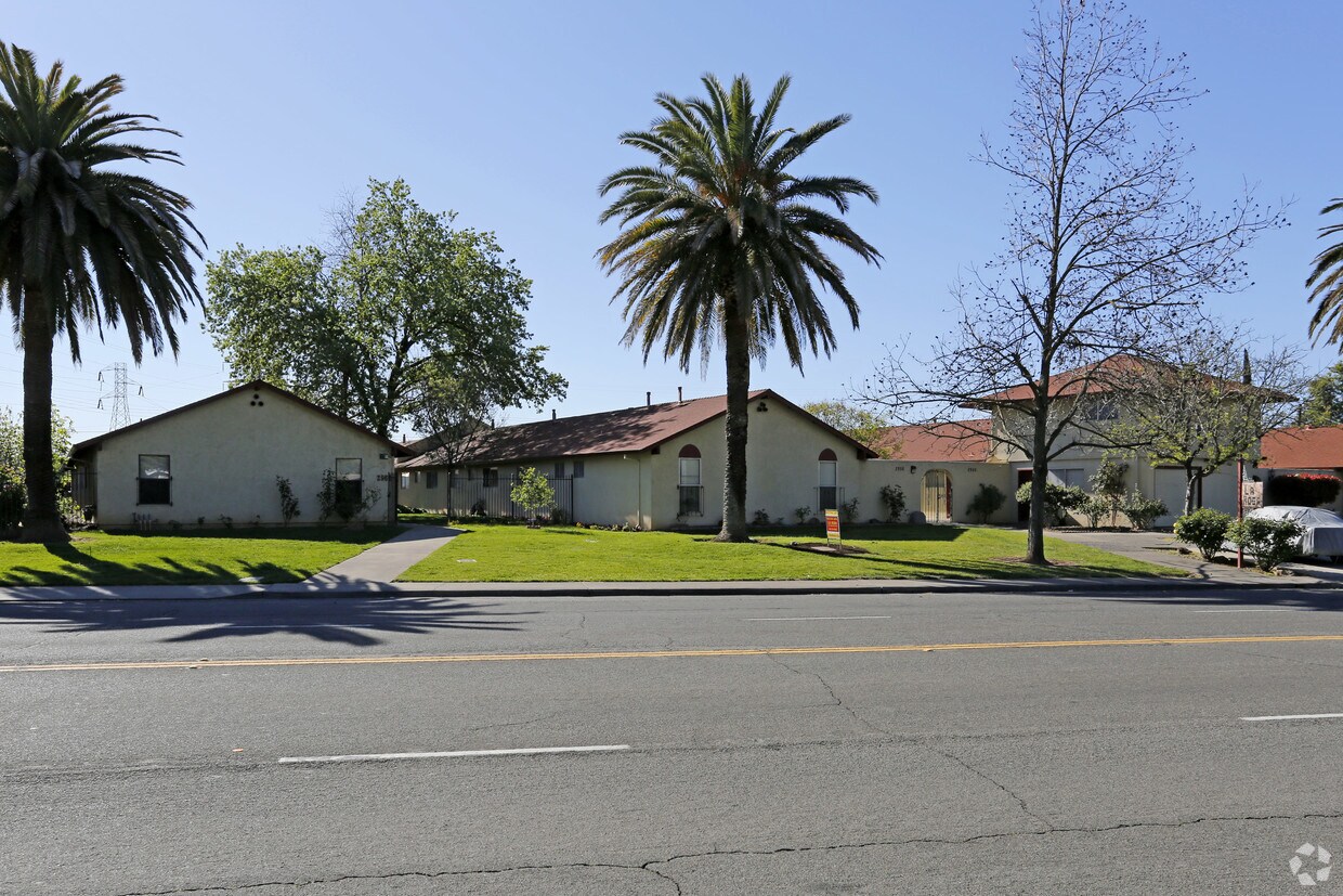 Primary Photo - La Rosa Apartments