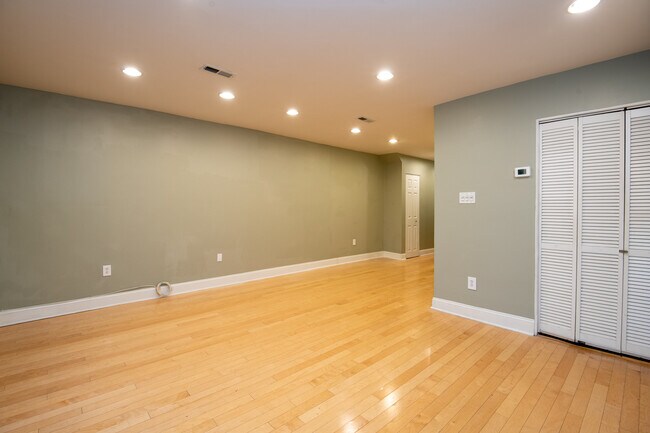 Building Photo - 1835 D St NE