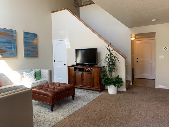 Building Photo - 1162 W 200 S