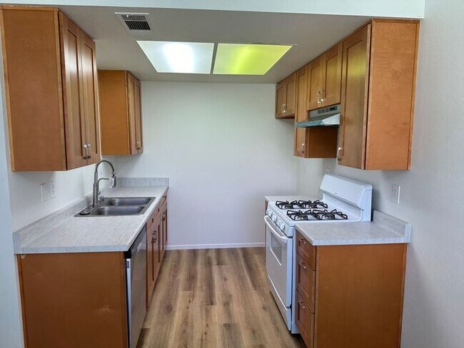 Foto del edificio - Nice 2 + 1.5 Townhouse Lancaster Sec 8 App...