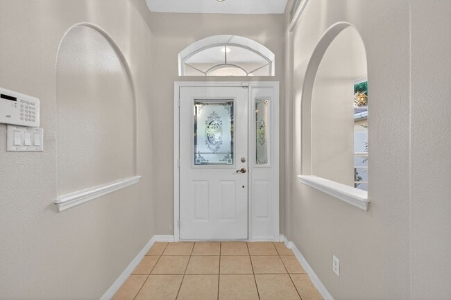 Building Photo - Available NOW - 3/2 Split Plan Home in Eustis with large Florida Rm!