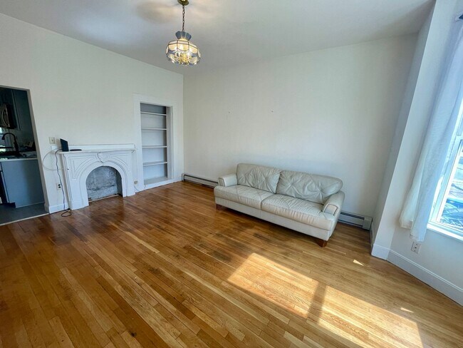 Building Photo - BROOKLINE 2BED NO FEE ON BEACON ST