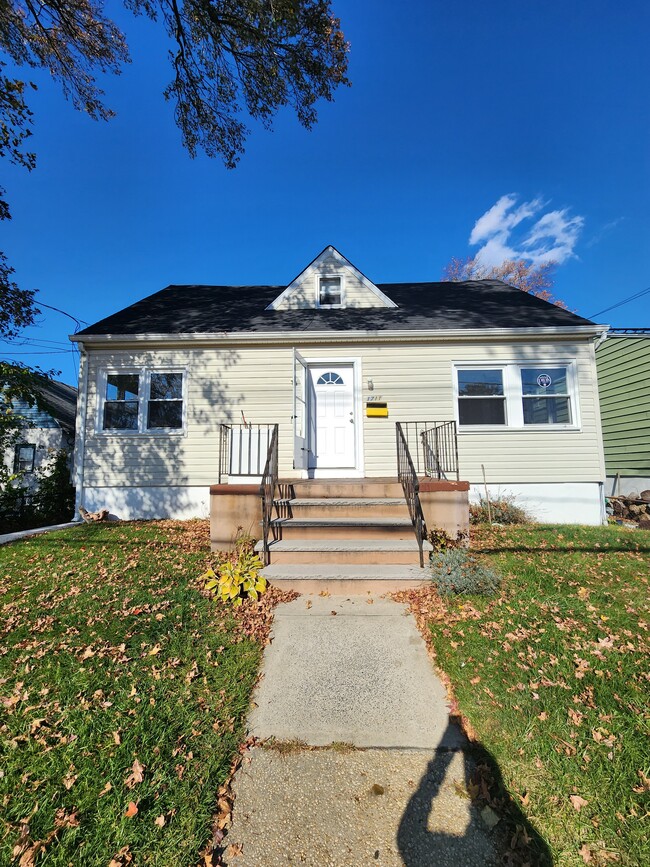Building Photo - 1711 Heck Ave