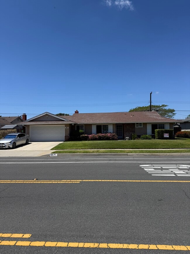 Building Photo - 891 Rosewood Ave