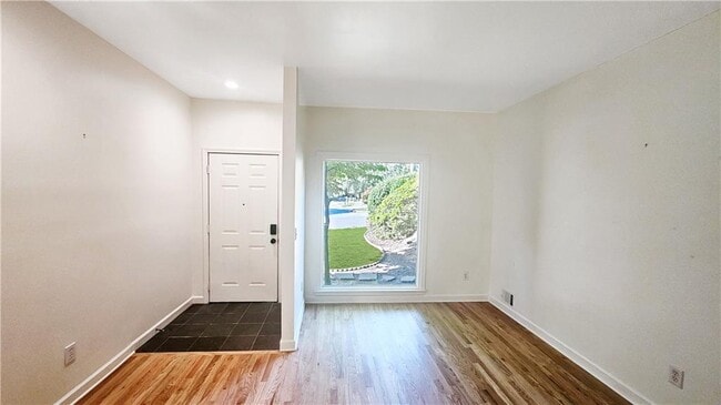Foto del edificio - 1086 Pine Grove Ave NE