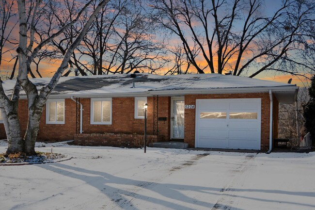 Attached garage - 5204 Grandview Ln