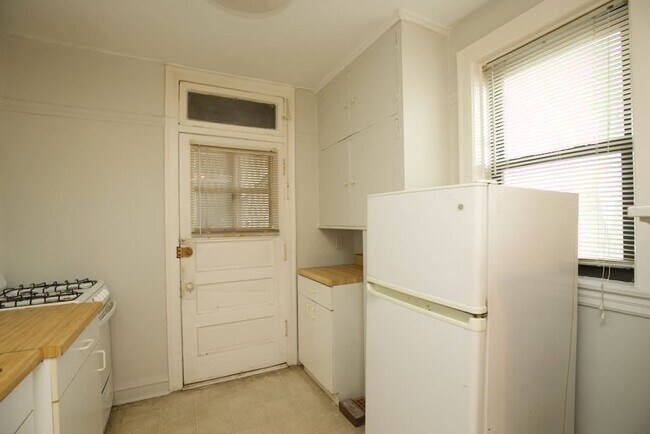 Foto del edificio - 3150 W Belle Plaine Ave