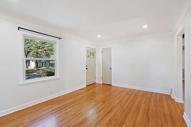 Foto del edificio - 2729 Hampshire Ave S