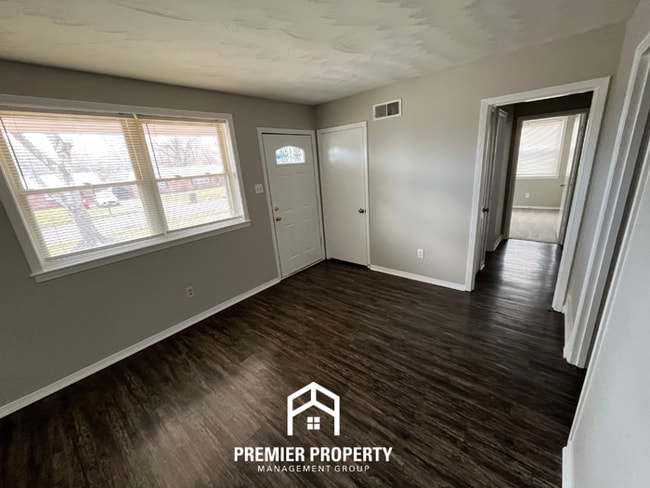 Building Photo - Spacious 4-Bedroom Memphis Home with Brick Fireplace & Fenced Backyard