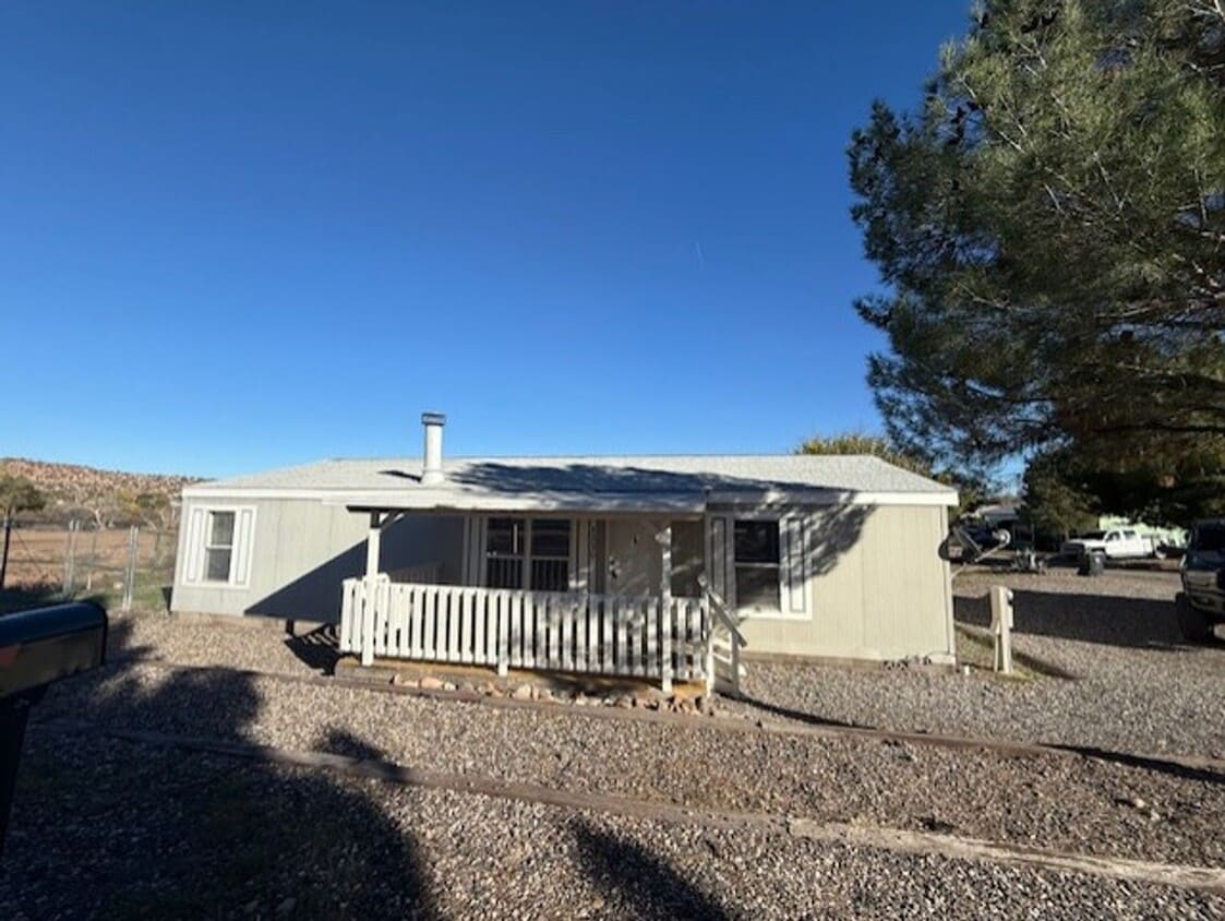 Foto principal - 3 Bedroom 2 Bath home contact Property Pros Property Management