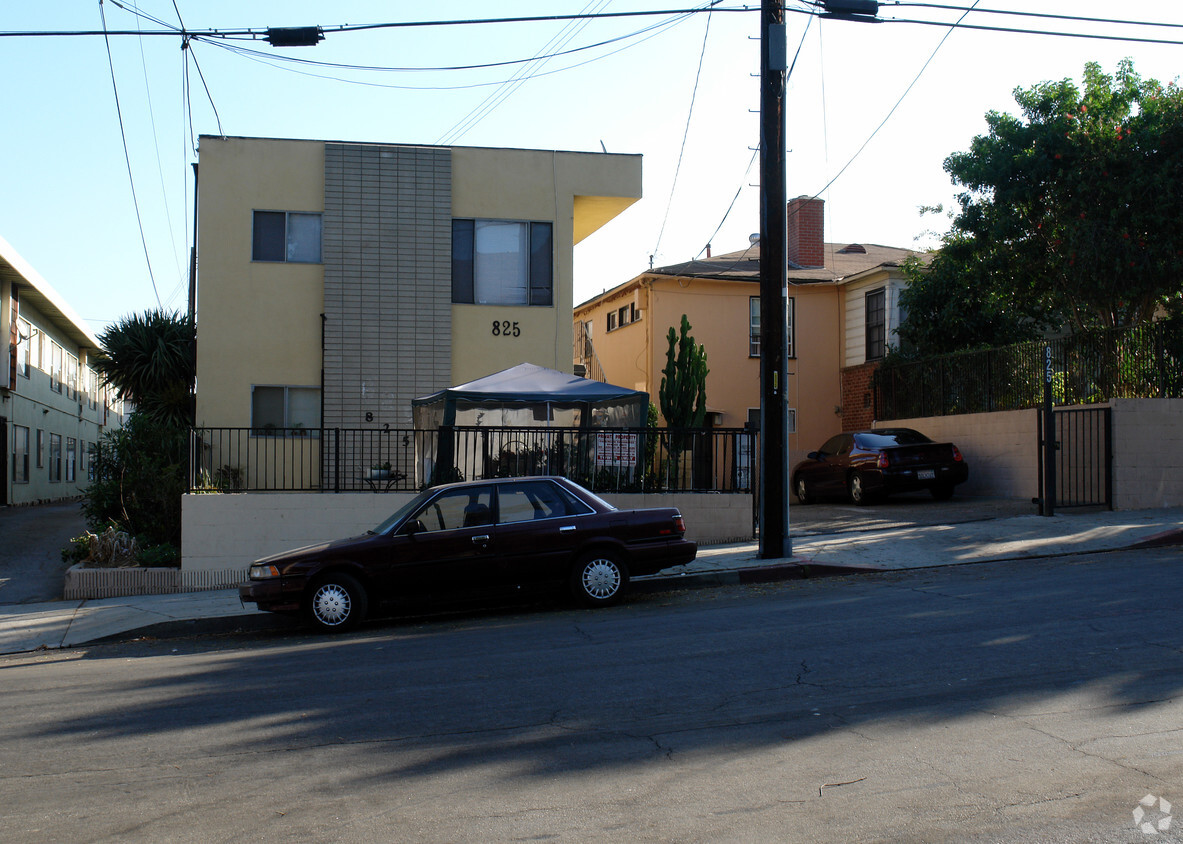 Foto del edificio - 821-825 Victor Ave