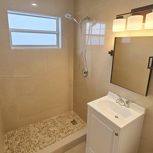 Foto del edificio - 724 NW 3rd Ct