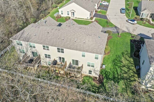 Foto del edificio - Spacious End-Unit Townhome with Walk-Out Basement - Available Now!