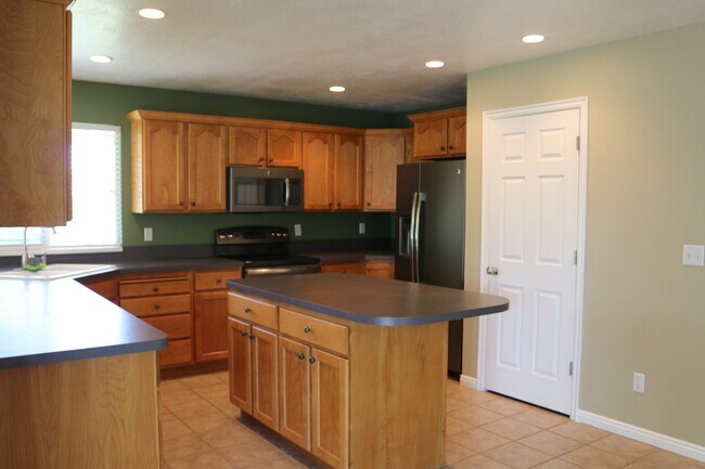 Building Photo - Amazing home in Layton!