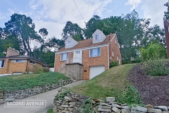 Building Photo - 1031 Greenlawn Dr