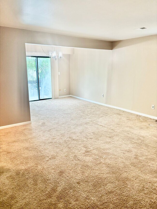 Foto del edificio - 1 Bedroom, 1 Bathroom Condo located in the desirable Avon Village