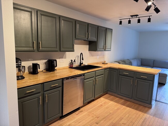 Building Photo - 705 Green Tree Dr