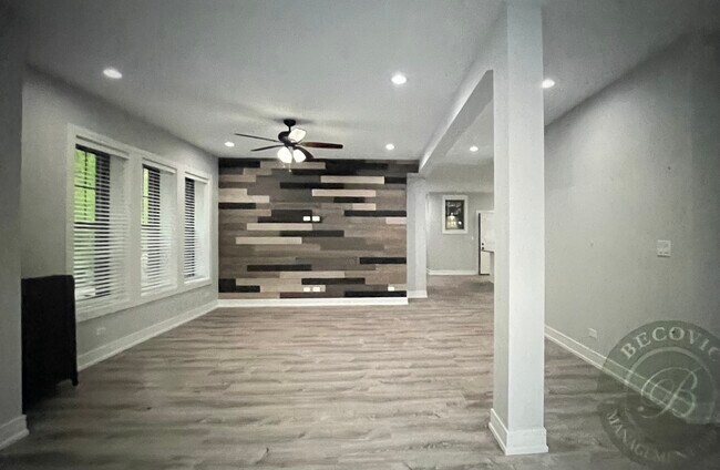 Foto del edificio - 1060 W Glenlake Ave