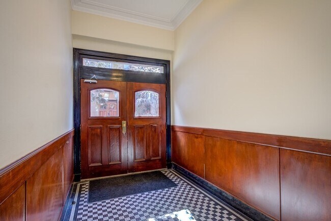 Building Photo - 321 Tappan St