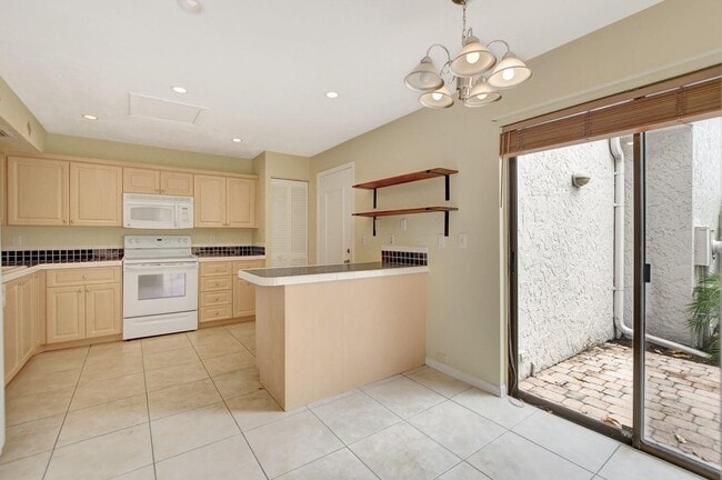 Building Photo - 6732 Canary Palm Cir
