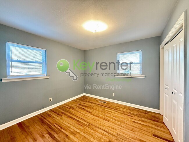 Foto del edificio - 221 Robert E Lee St