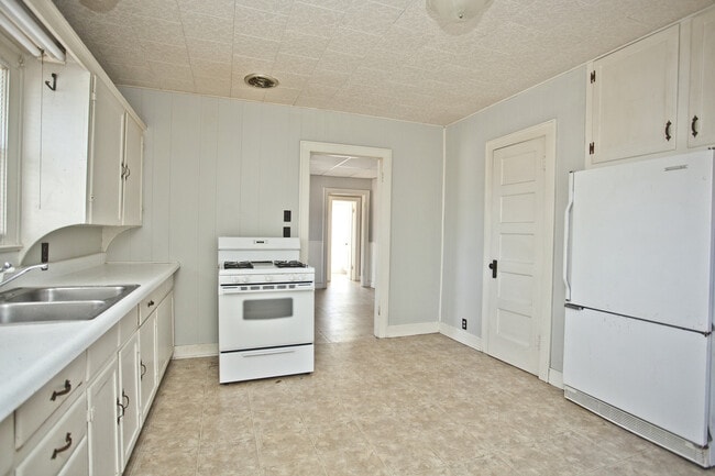 Building Photo - ***403 SW E Street***