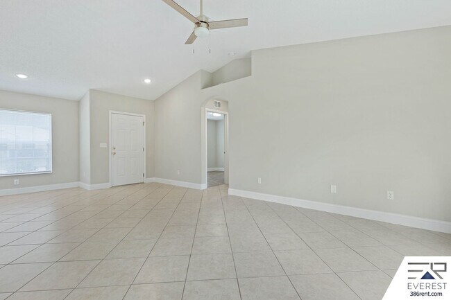 Foto del edificio - LIKE NEW 3/2/2 IN THE HEART OF PALM COAST