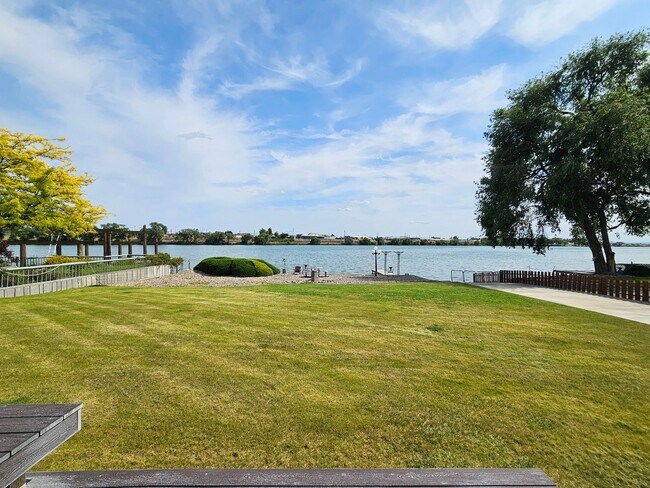 Foto del edificio - Beautiful 4 Bedroom Home on the Lake-First Month FREE!