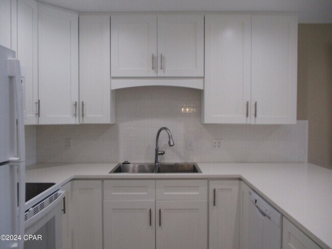 Foto del edificio - 4726 Bay Point Rd