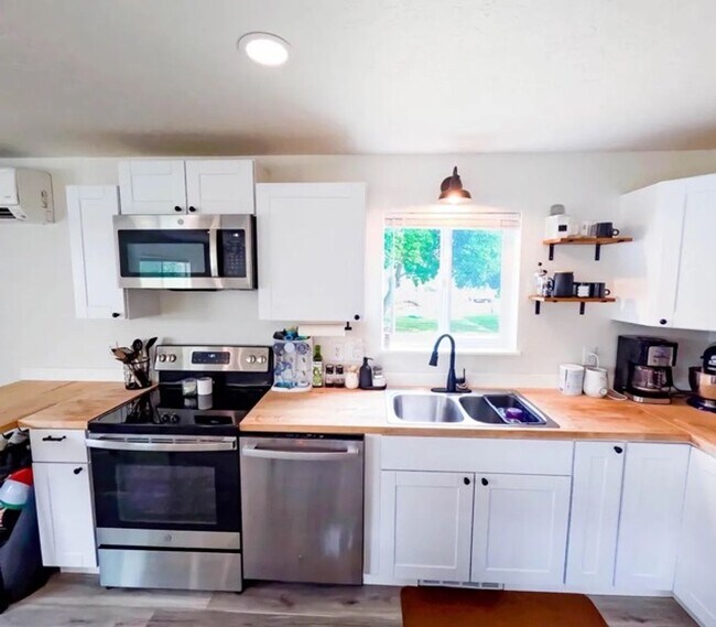 Foto del edificio - Beautifully remodeled 3-bedroom, 2-bathroo...