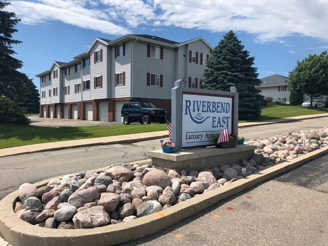 1004 Riverbend Dr Unit 101, Hartford, WI 53027 1004 Riverbend Dr
