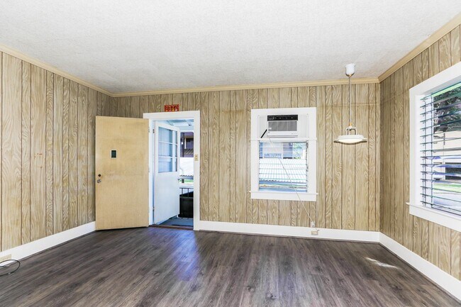 Foto del edificio - Waiola - 3 bed, 1.5 bath single-family home. 950 sq ft of living space. Freshly painted interior ...