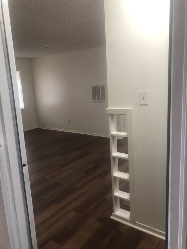 Building Photo - Belle Vue Villa Apartments