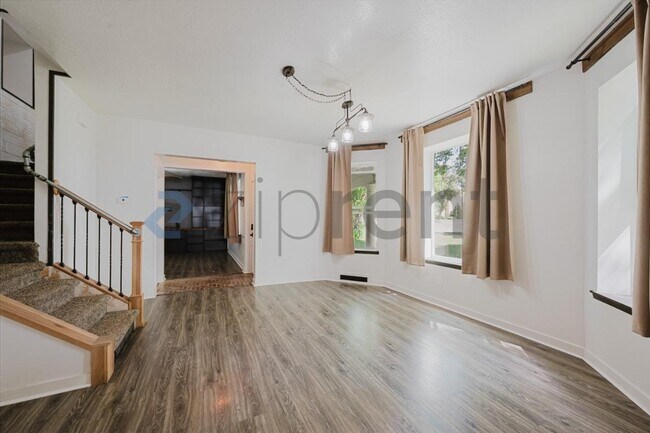 Building Photo - Unit