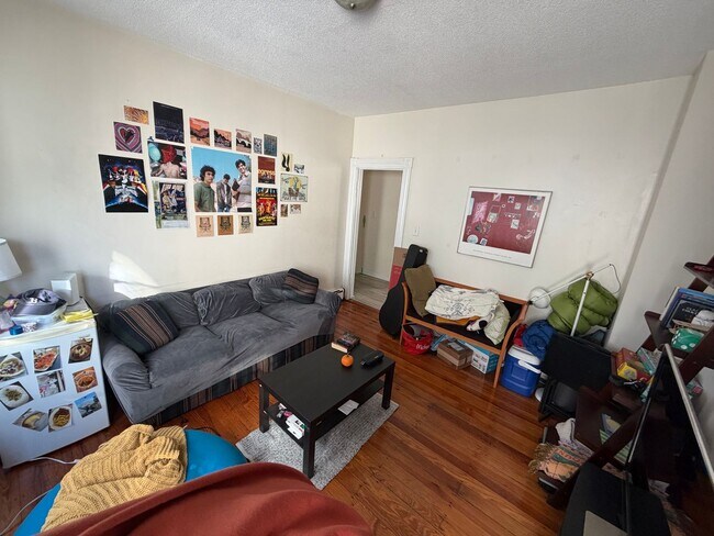 Building Photo - 9/1/26 No Fee! Tufts area 3BR near Green Line!