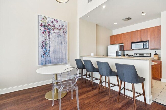 Building Photo - 925 Common St