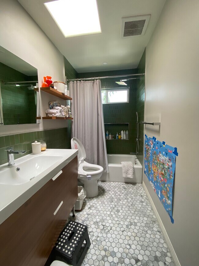 Building Photo - 1067 N Bonnie Beach Pl