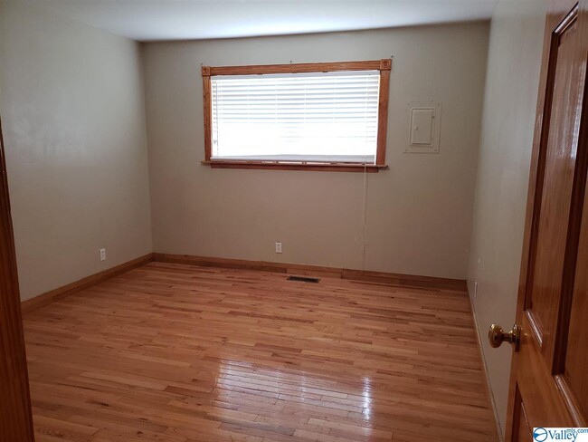 Building Photo - 905 Stevens Ct NE